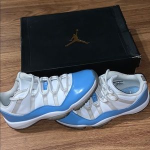 Jordan 11 low University blue / UNC